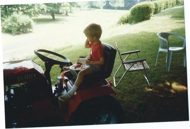 lunch_on_tractor.thumb.jpg.079e4415c1f1a