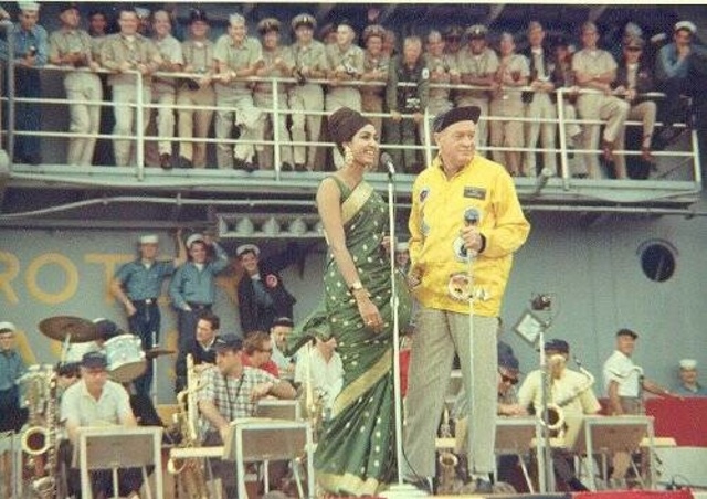 567bdf9007400_12-24-1972-bob-hope-givesh