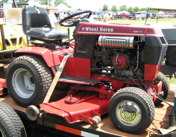 1986_Wheel_Horse_520-H_garden_tractor-s.