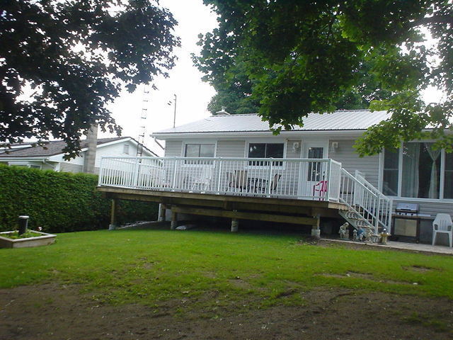 Front deck and railings complete 4.jpg