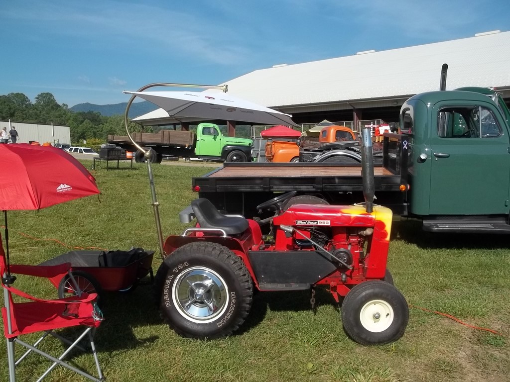 593317f7ca3fc_tractorshowoldsmokey001.JPG.a1b2f146f3105c0d1fbe1e14be419ec3.JPG
