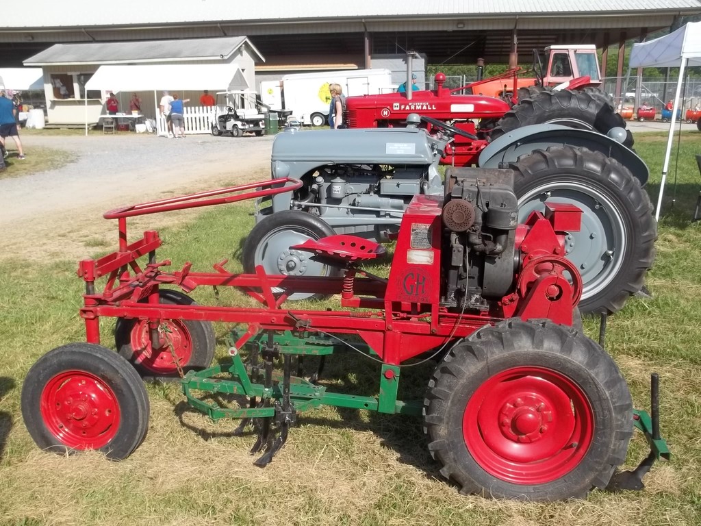 5933180467e79_tractorshowoldsmokey004.JPG.8e047d372eb0fb9d08b7fbb7a6754dfb.JPG