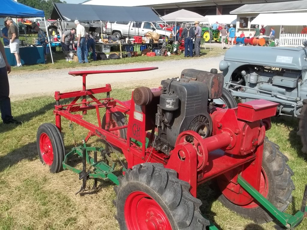 5933180d6e6a8_tractorshowoldsmokey006.JPG.2772b9325b5ea1ad7485aca2830a1f97.JPG