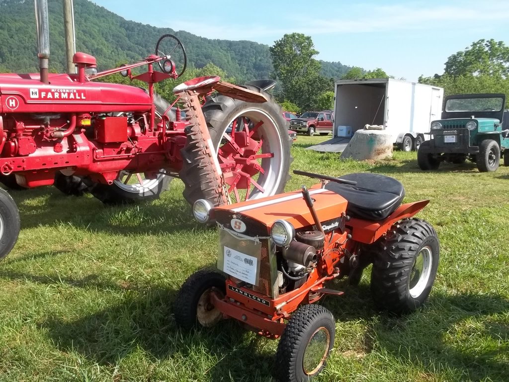 5933183140f2e_tractorshowoldsmokey009.JPG.70c831735fc7c21ee2d84d39ec9756bb.JPG