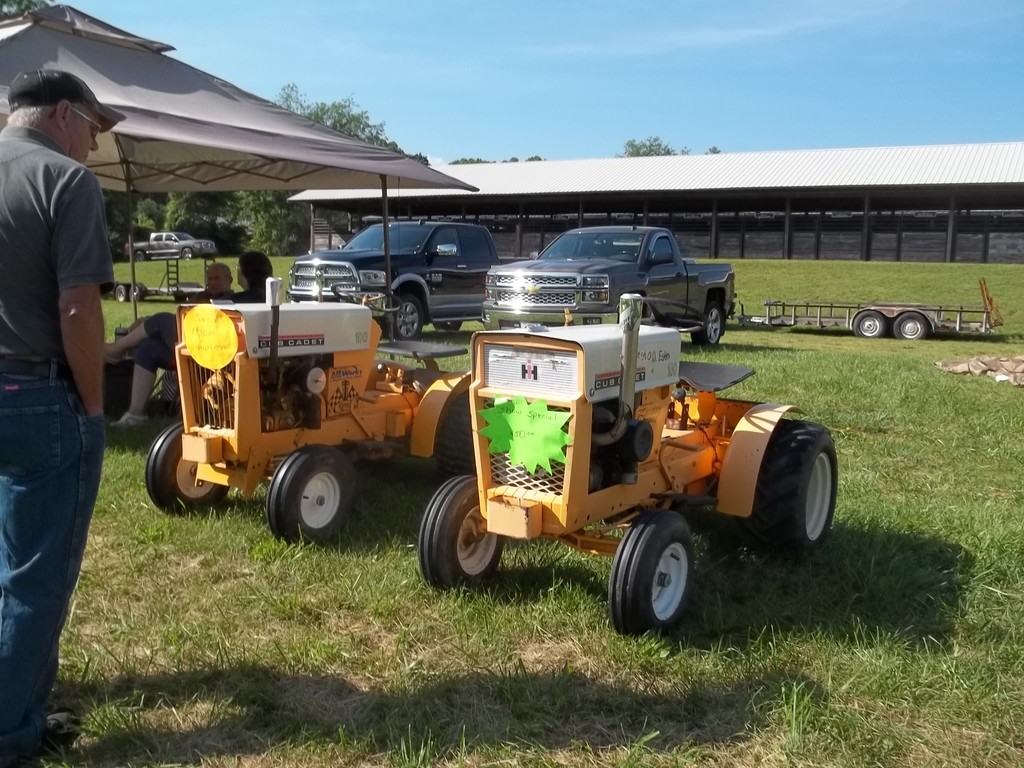 593318b66700f_tractorshowoldsmokey012.JPG.0852fb458fb81ddb4aae786d7d6e64cd.JPG