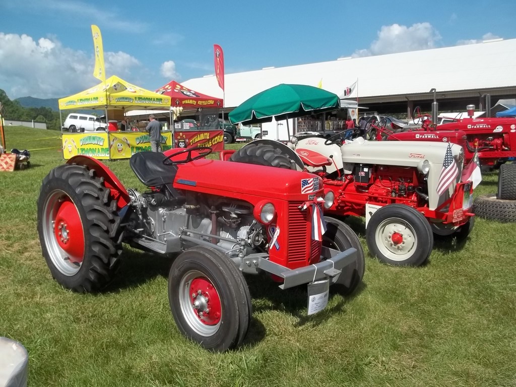 593319196fbb8_tractorshowoldsmokey028.JPG.3945e7c2fe565a4bc5c9742665e0822f.JPG
