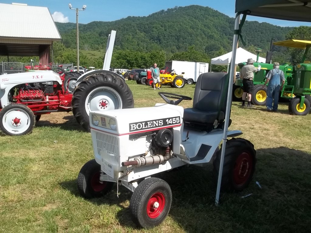5933192d208d2_tractorshowoldsmokey029.JPG.20a230b9030682fbaa0f18969bc5cec5.JPG