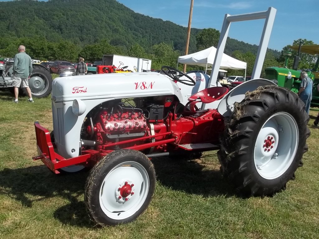5933193a67338_tractorshowoldsmokey030.JPG.0f60d6eee9a2738b02b6b2df44e242db.JPG