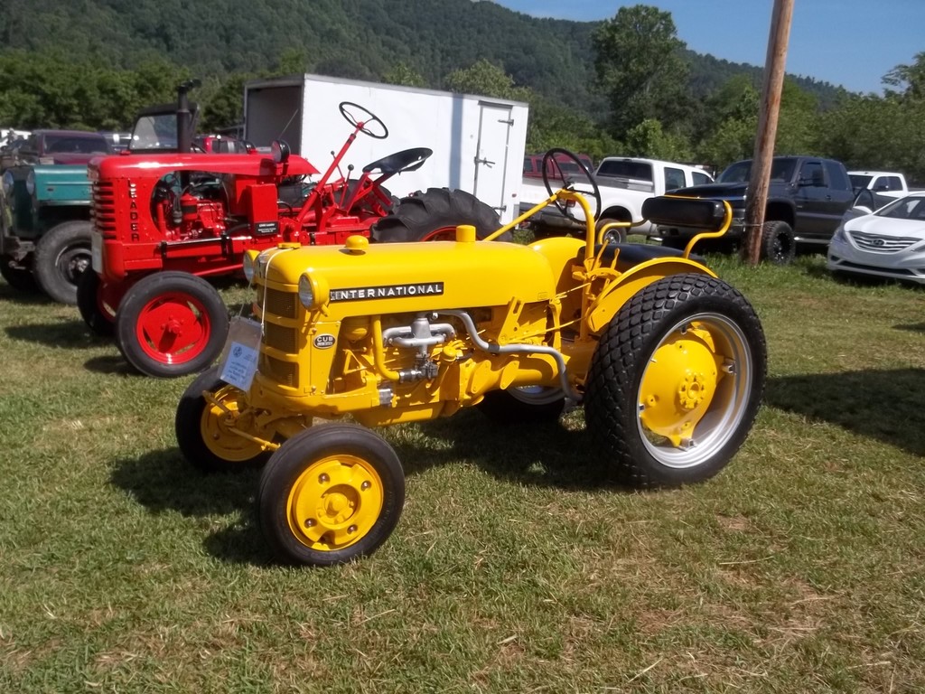 5933194ae4330_tractorshowoldsmokey031.JPG.ed8f62b34f3c22d87bef30b4dd2a657a.JPG