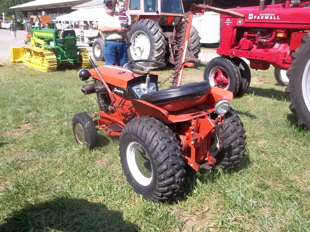 59331975bcf93_tractorshowoldsmokey033.JPG.d92de22d4c09dea7c3855de1dbe913c1.JPG