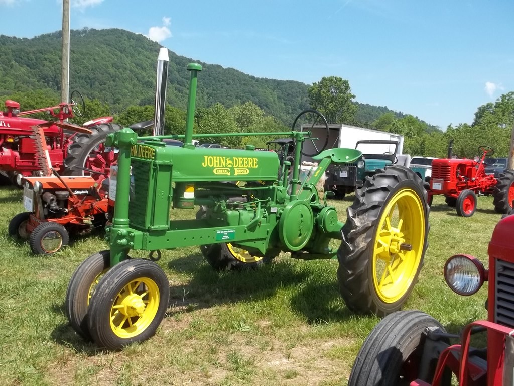 5933199de3e31_tractorshowoldsmokey041.JPG.19d6fbfc140c57be5f8dd41dd09deba4.JPG