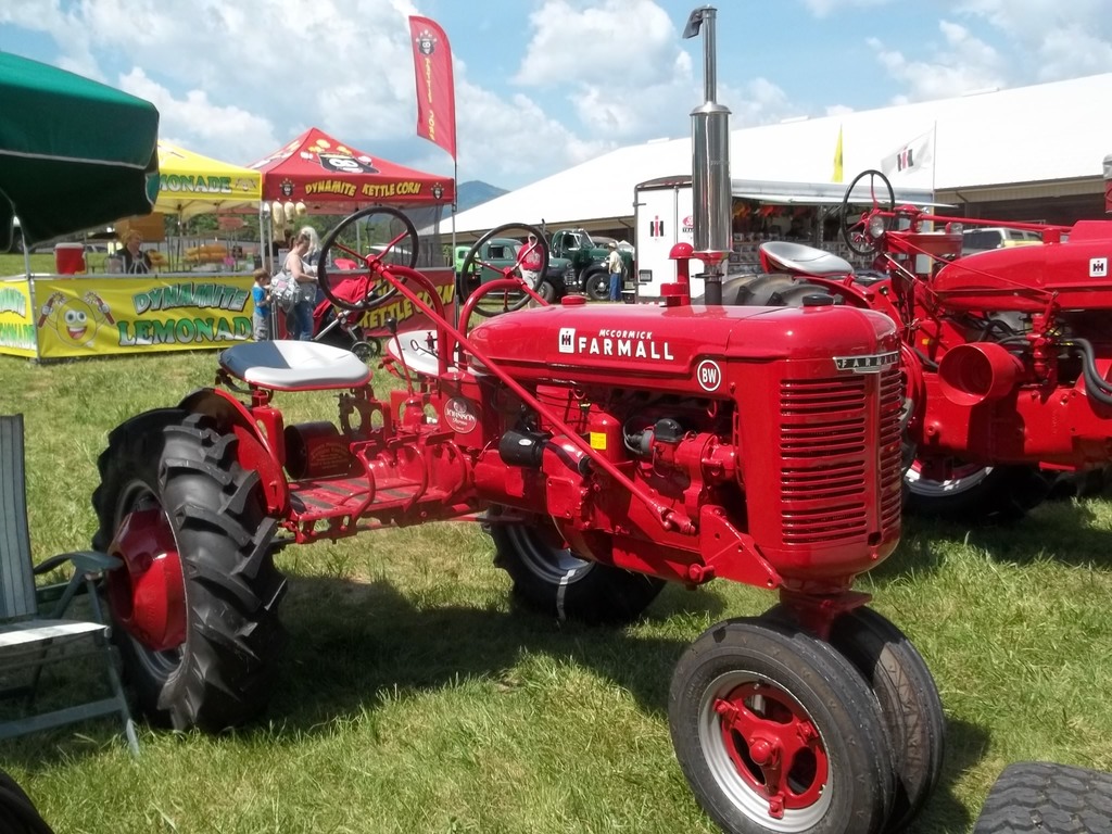 593319ae96567_tractorshowoldsmokey046.JPG.b13190c80f62ec8fb4d063114fcf40bf.JPG