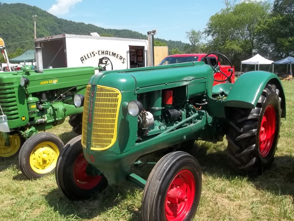 593319c54ad10_tractorshowoldsmokey048.JPG.c45a0faab5840d009e774ef6eb95453f.JPG