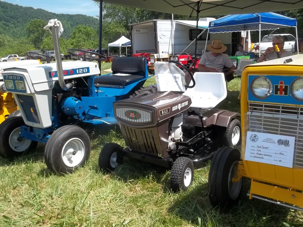593319df0b627_tractorshowoldsmokey050.JPG.f225cc8ee3bacefe46fd830830e20743.JPG