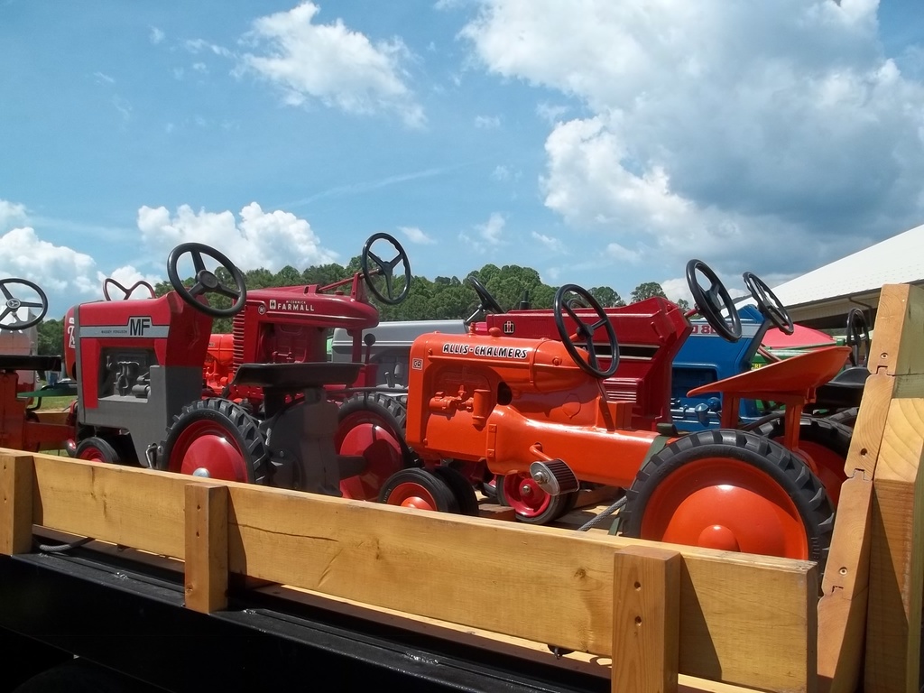 593319ff2f8cf_tractorshowoldsmokey052.JPG.248ac7d3b1c788263c06be01ce179b10.JPG