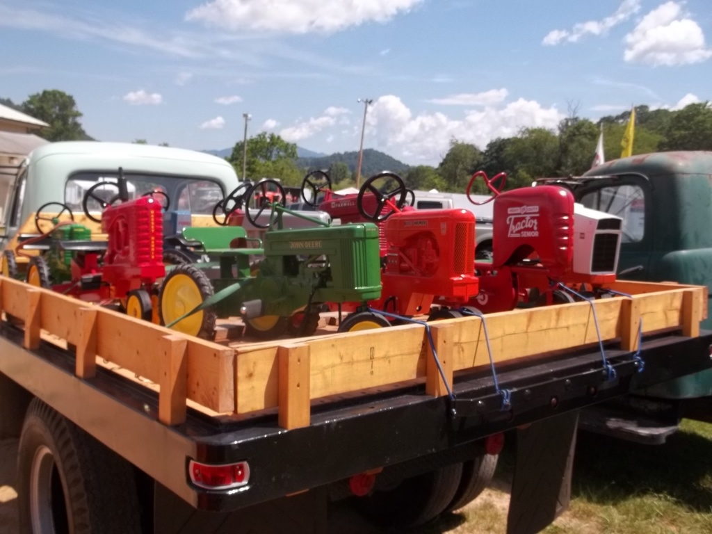 59331a1475cd6_tractorshowoldsmokey053.JPG.129e616b93b60d33c614bbd6cfc204c2.JPG