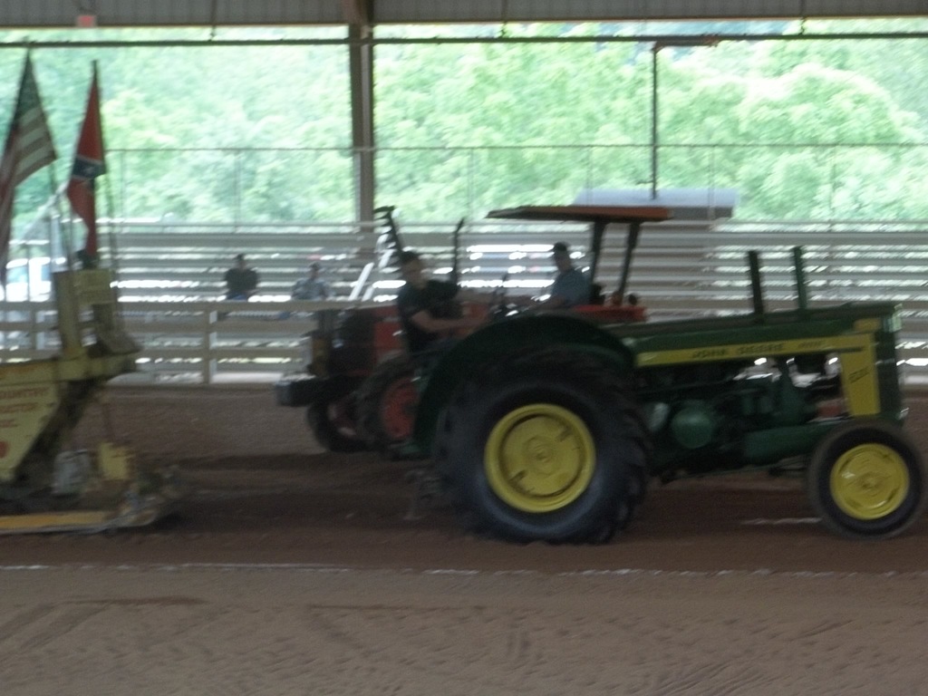 59331a5a880f7_tractorshowoldsmokey064.JPG.081fe6b1e321d69af077b3097494b3a3.JPG