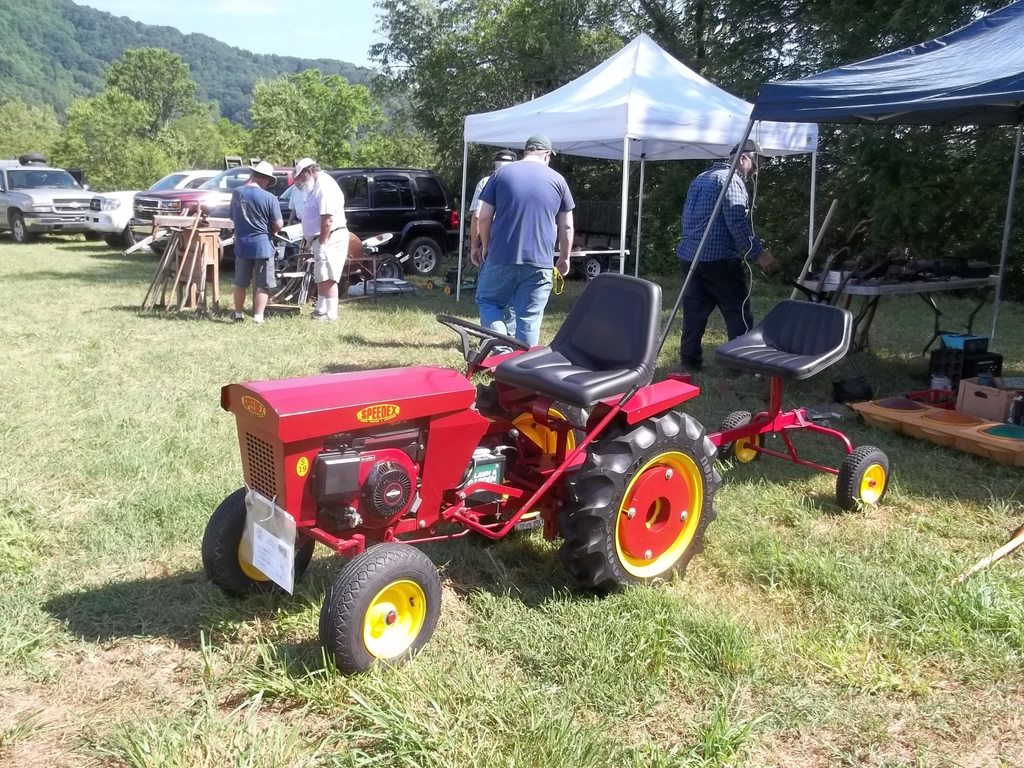 5933214daa4bd_tractorshowoldsmokey024.JPG.bb6bbcd90cfefdf140396ade141b2a0e.JPG