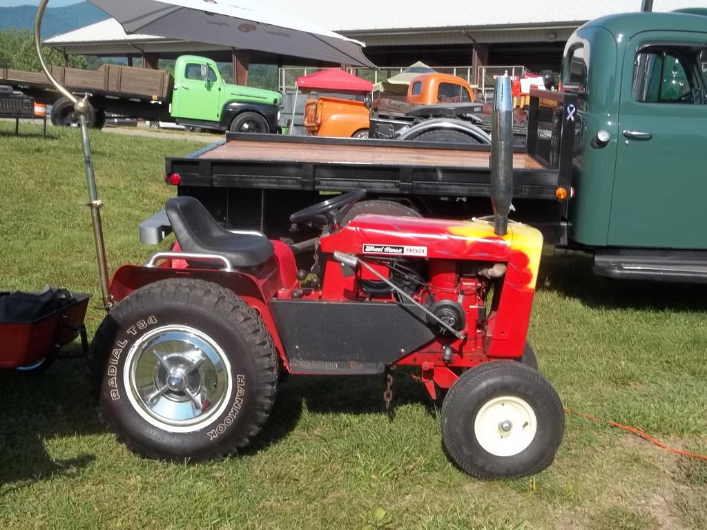 5aabe828b56c1_tractorshowoldsmokey003.JPG.92186f528f7405a2e43aa010b1174520.JPG