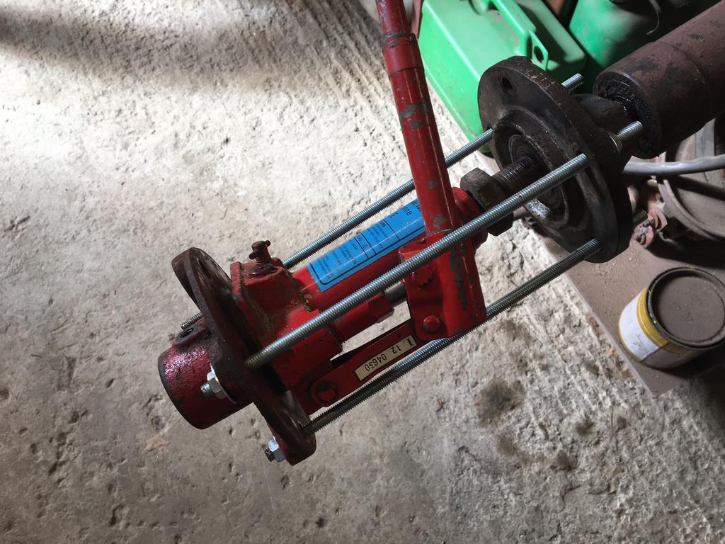 5addb5e52f31d_bottlejackhubpuller.JPG.0fa7a432c08d03d5755dc4011a0dd88c.JPG