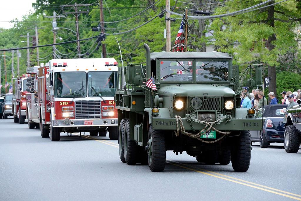 408939150_5-18MemorialDayParadeinNorwichVTwiththeM35.jpeg.fef381c12d535e1d78cf013cbd6d7bcc.jpeg