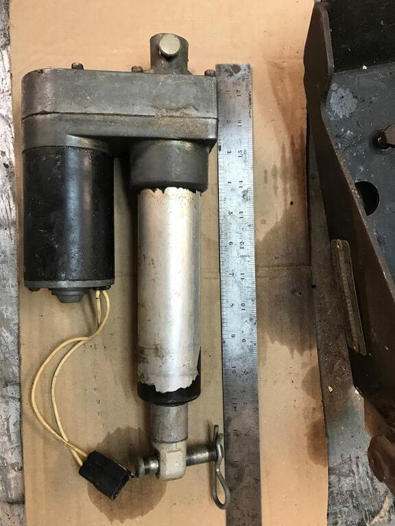 439383226_ElectricLiftCylinder.JPG.4dafe75e6edd91a6d97c94280adcf350.JPG