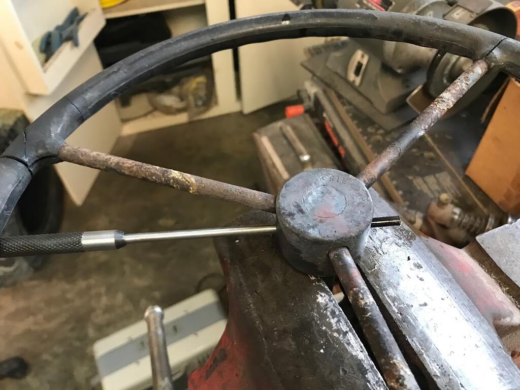 929341743_steeringwheelremoval2.JPG.3a768f7c2077848d08b259f6bfffff94.JPG