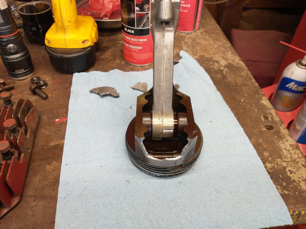 piston.jpg.cadd10efb516c1505455a4e29c3edd8d.jpg
