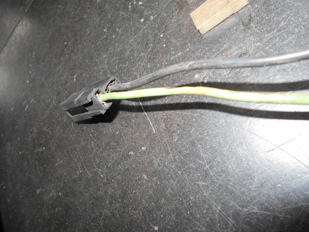 361722884_Headlightwireharnessconnectorasremoved2.JPG.b6a20d0836397341072b5df68dec2238.JPG