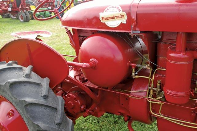 1350206329_SchrammPneumatractorairtank.jpg.129020383c57be542a917918b18c774b.jpg