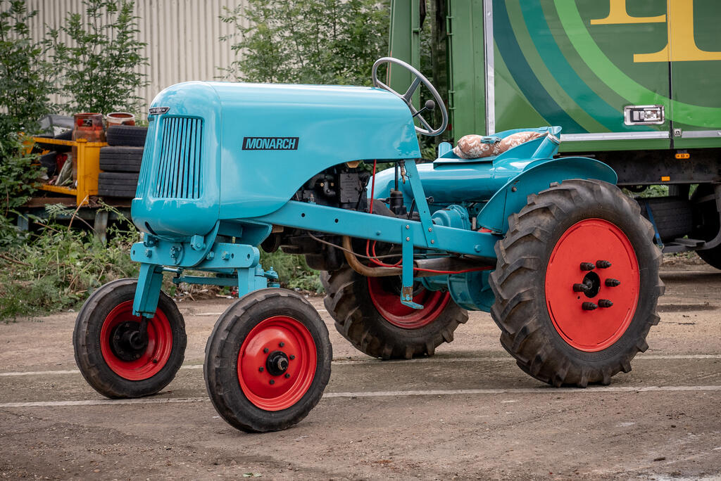 176569625_OTASingerMonarchTractor.jpg.c3ca5a48961a2fb5d0e8a3b6ba8af18c.jpg