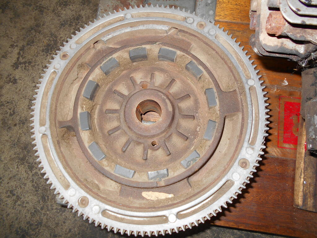 2072442890_Flywheelpulled3.JPG.c88069fec6a1c7167b7c166d3bef6716.JPG