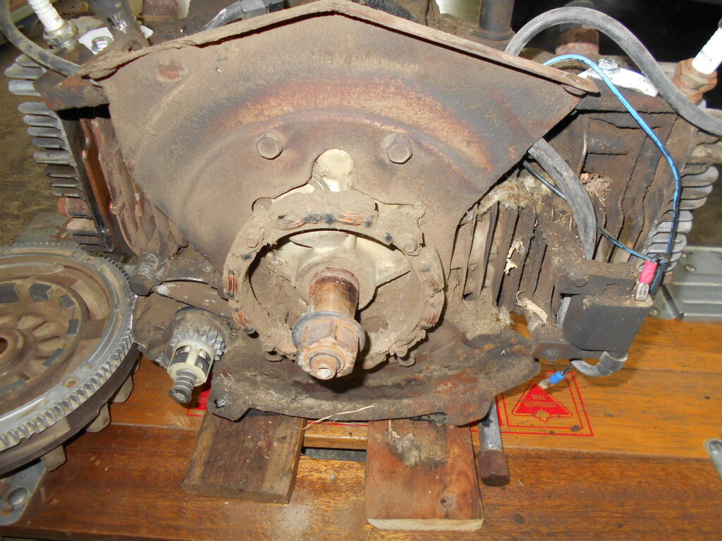 77428414_Flywheelpulled2.JPG.63d542f5269c5a2c3780e1e76ed0d7ba.JPG