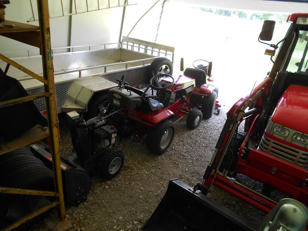 552693016_Tractorinthestablewithhisbuddies5.JPG.d74aff95989b4047a0e992f0b0e72e59.JPG