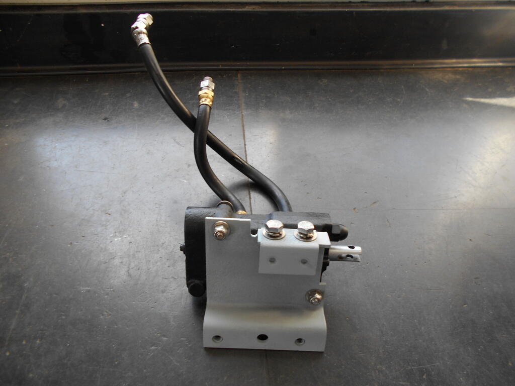 1396174275_Bracketbotedtohydraulicvalve1.JPG.012774031a45ba8b2b16b6d8278e542c.JPG