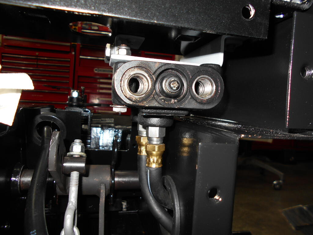 1626714656_Hydraulicvalveboltedtobatterysupport3.JPG.8c345c4cd29d8945fecb700364e68084.JPG