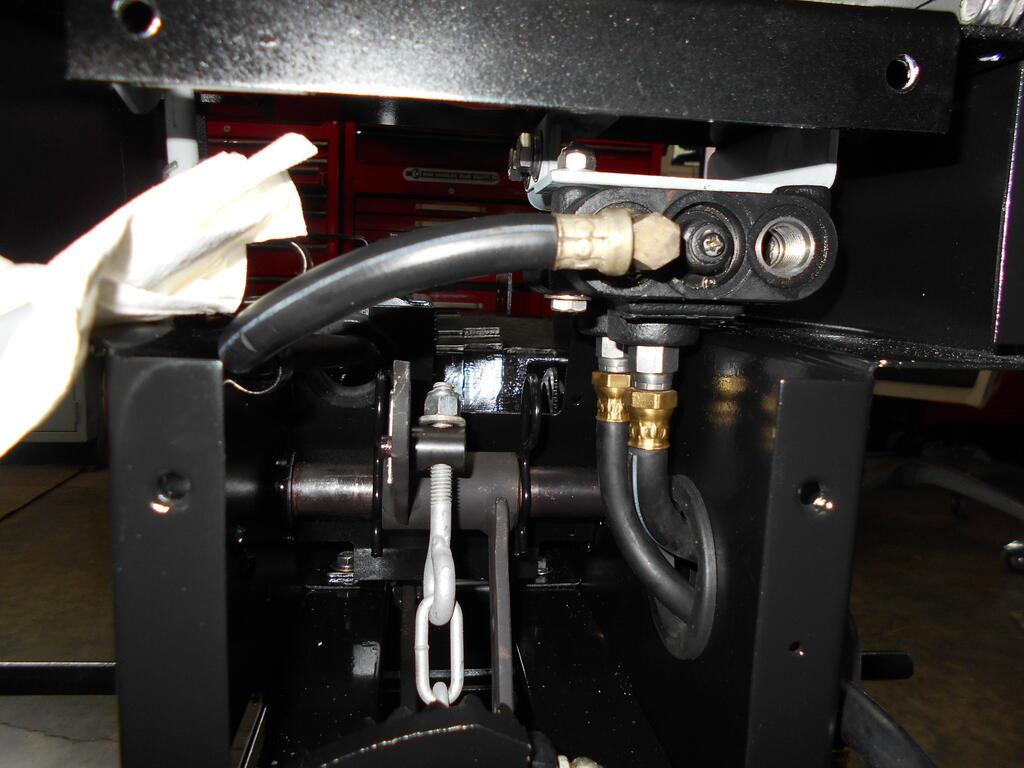 832055438_Hydraulicsupplyhoseconnectedtovalve3.JPG.7d9cd3c5484fb54f83d9f7c4d900aad5.JPG