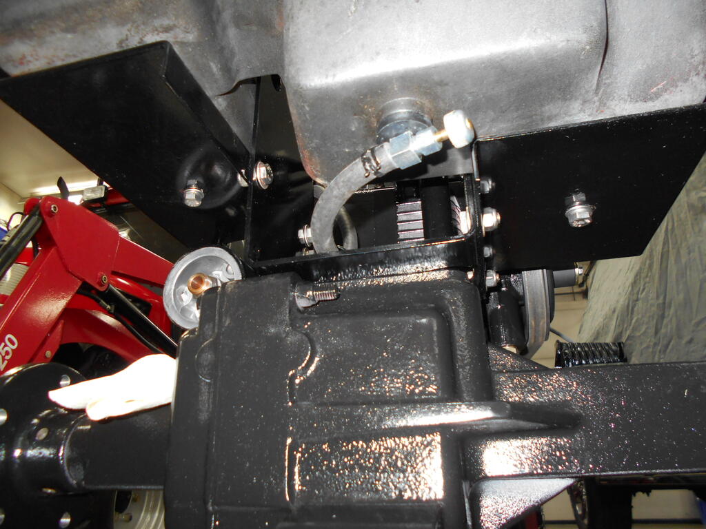 647736229_Fueltankbottomboltsinstalled2.JPG.5c918227394c893720989328c3c089ea.JPG