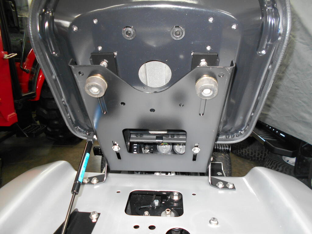 1224426840_Rubberbumperunderseatpivotplate.JPG.3504b7ddd60c25719a3dadc41e886ecb.JPG