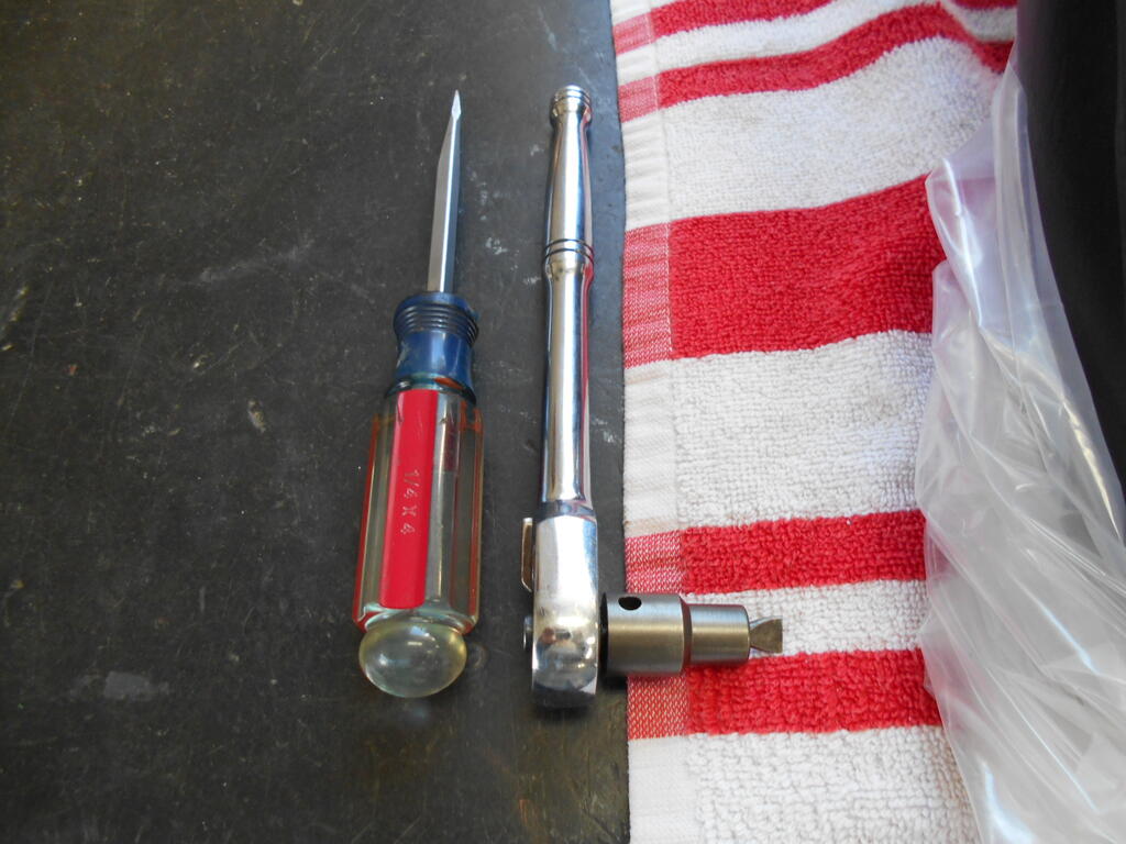 948557068_Screwdriversusedtosecureadaptorplatestight.JPG.55ba1f9e172c0081987a6ef390db05fb.JPG