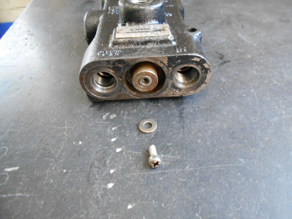 1948630197_Valvescrewremoved.JPG.f9ceda066909d45b841b256d925f94ca.JPG