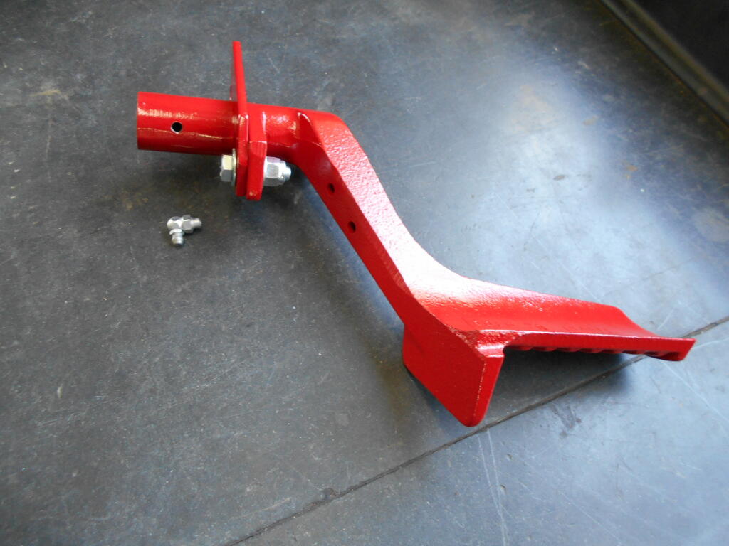 1547119761_Footpedalandplatepaintedandboltedtogetherreadyforgreasefitting4.JPG.2d46a0f8a9ea81939df42f34f628c16c.JPG