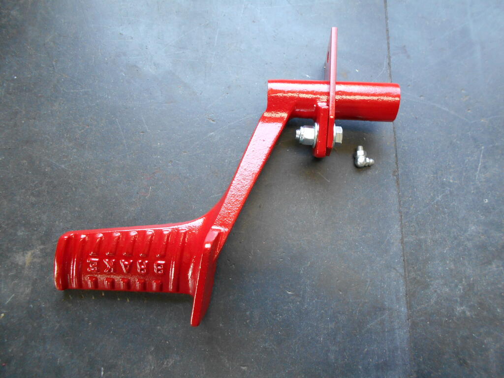 1823252060_Footpedalandplatepaintedandboltedtogetherreadyforgreasefitting2.JPG.98d753d2f986bf857bebed45d36ade35.JPG