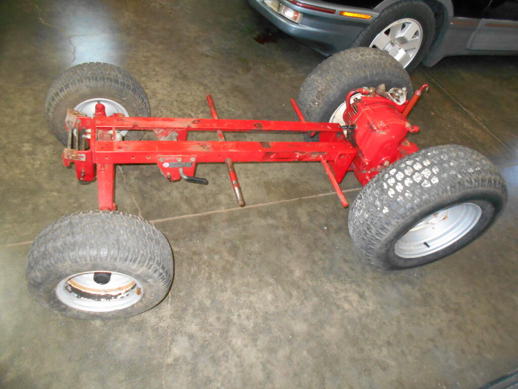 524160623_Tractormostlyapart2.JPG.d5578dfa3b86234336126889381b7d83.JPG