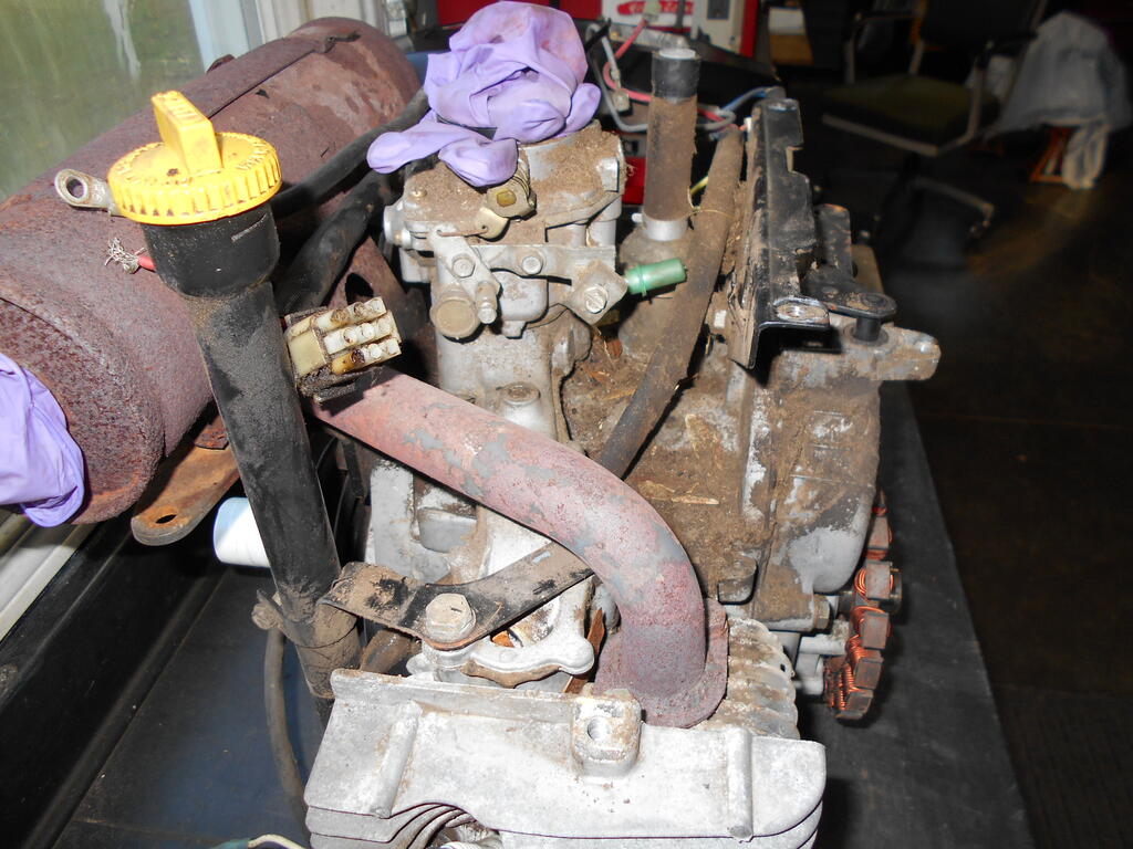 292401493_Enginepartlydisassembledforcleaning4.JPG.be1f1f94d136c3f92de48fd0a96c8e28.JPG
