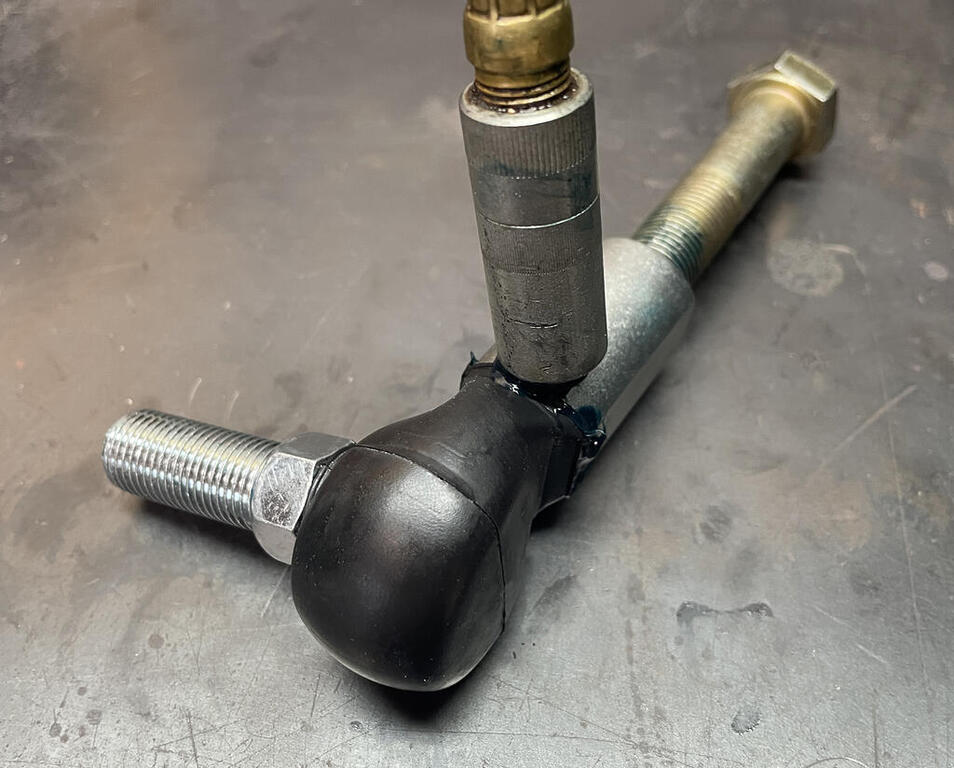 greasing-tie-rod-end-smaller-image.thumb.jpg.07e92c39089f18cf0020d3bbd84b0375.jpg