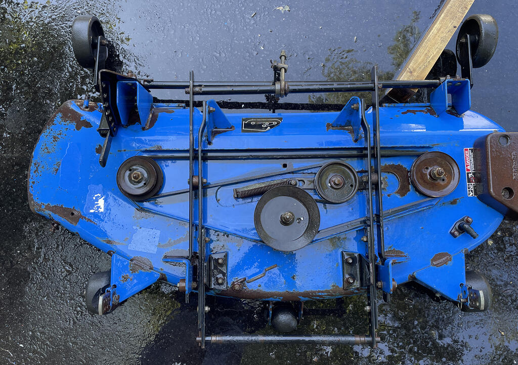 old-but-solid-mower-deck-smaller-image.jpg.2a99d7d958fae9077c30e6d1b6023c73.jpg