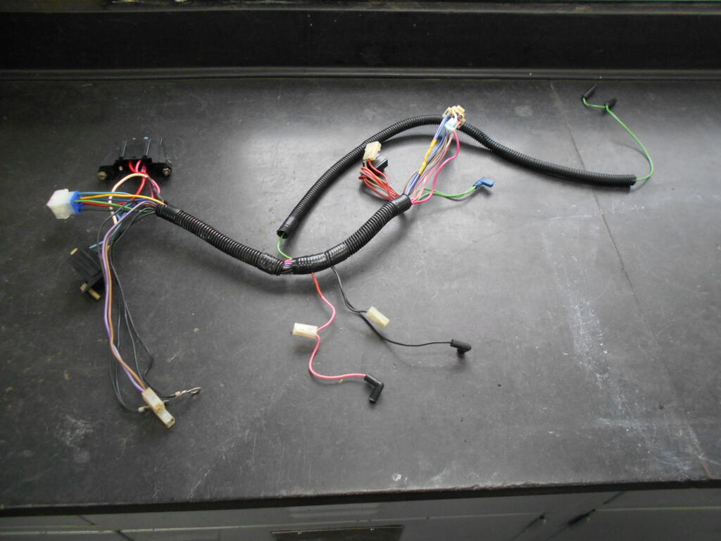 121809536_Tractorwireharnesscomplete2.JPG.dff44ef73df36cd632afbb3cceb9b8bb.JPG