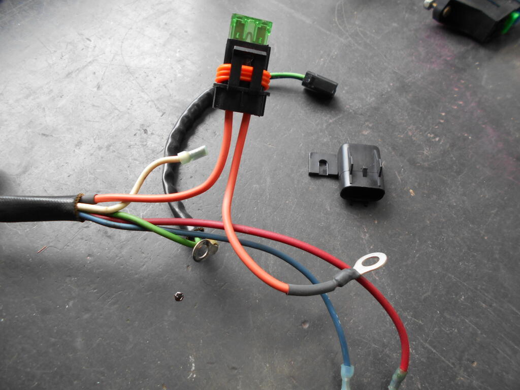 1638298945_Chargewireand30ampinlinefuseinstalled2.JPG.6ae380e73fa9cd5fbf23a828eb03c7e6.JPG