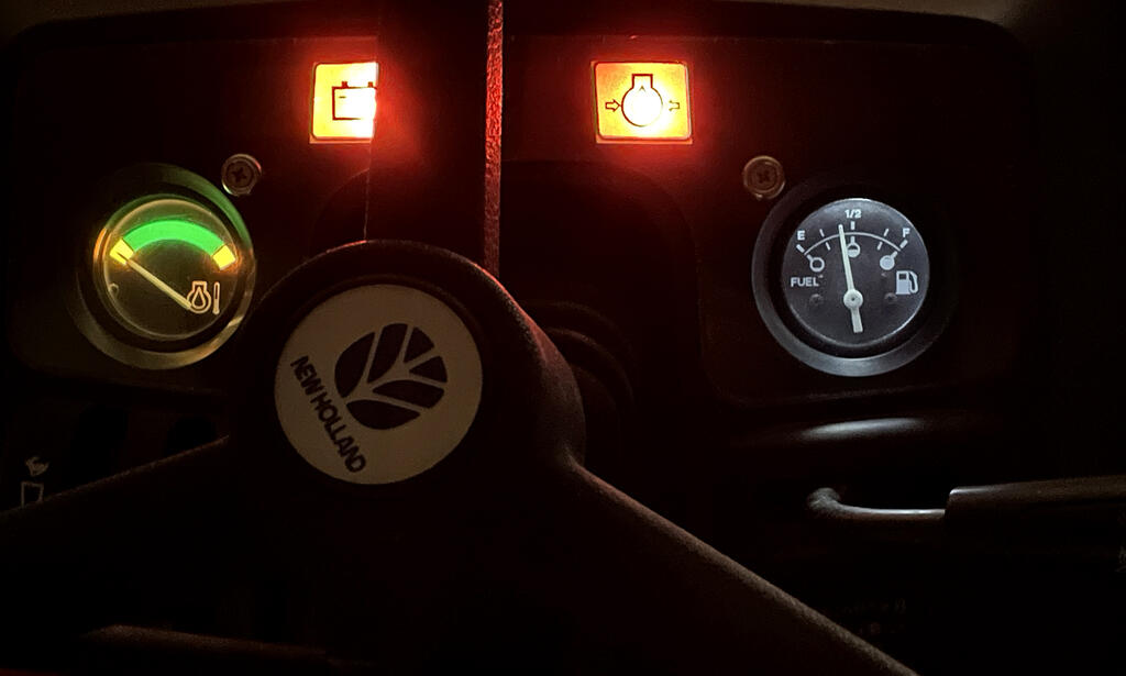 gauges-and-instrument-lights-smaller-image.jpg.86637d10c0b91ed9c9998c293402f69a.jpg